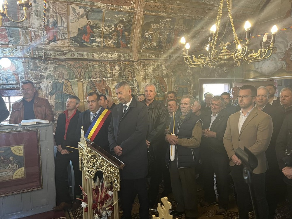 Preasfințitul Nestor a oficiat sfințirea Bisericii de lemn din Ciungani, în prezența Prefectului Călin Marian