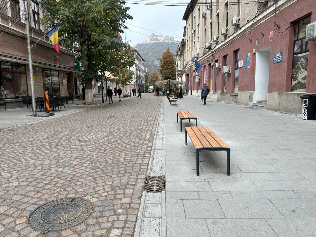 Lucrările la amenajarea zonei pietonale din Centrul Istoric al Devei avansează în ritm susținut