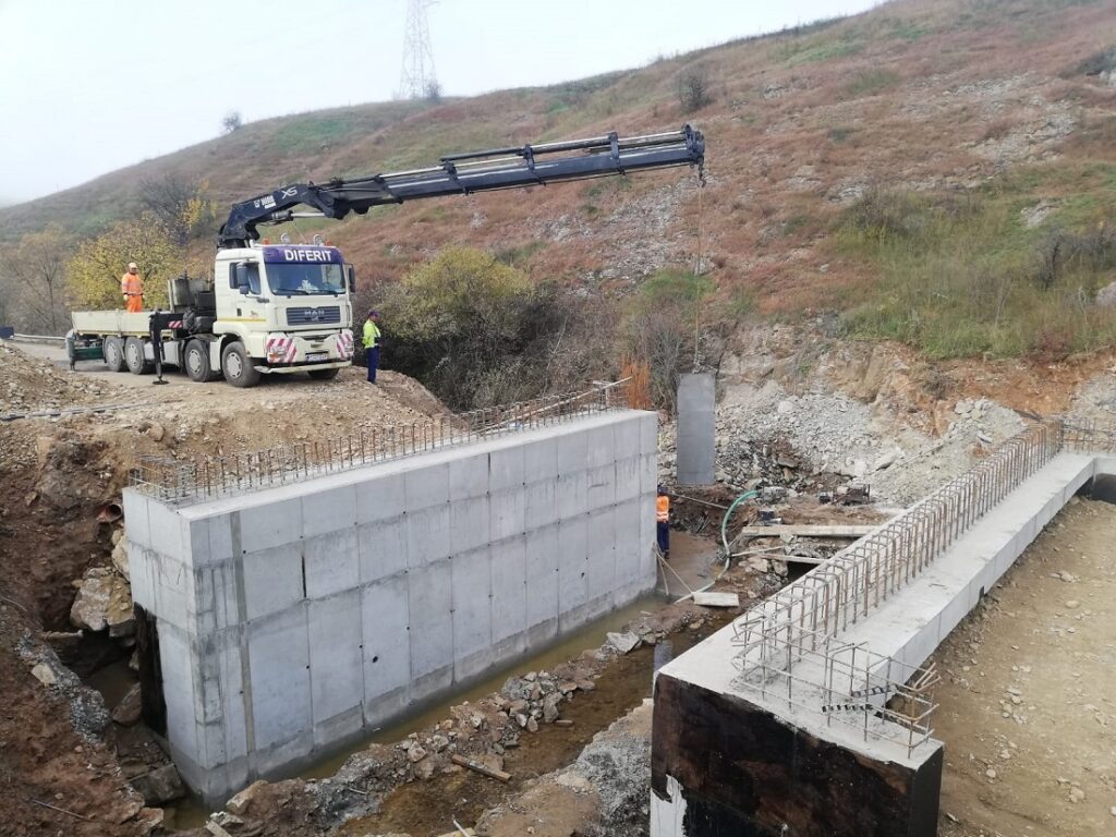 Cele cinci poduri aflate în construcție pe DJ 107M Luna de Sus – Băișoara – Iara – Buru vor fi redate traficului până la sfârșitul anului