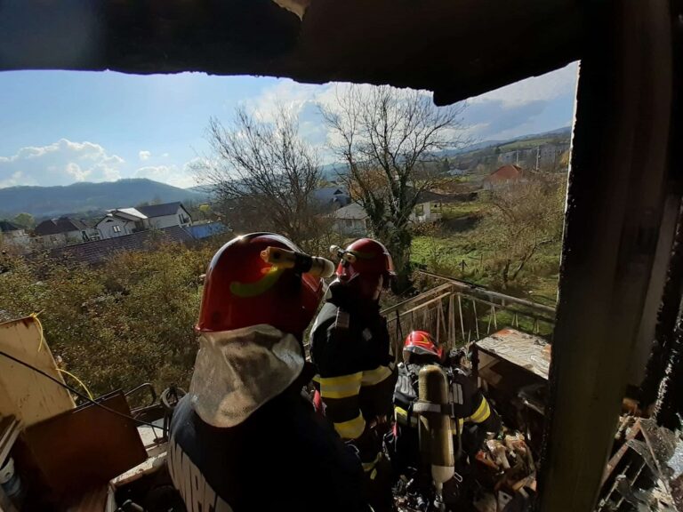 (VIDEO) Pompierii brădeni au lichidat rapid un incendiu care putea produce o tragedie uriașă într-un bloc din Brad