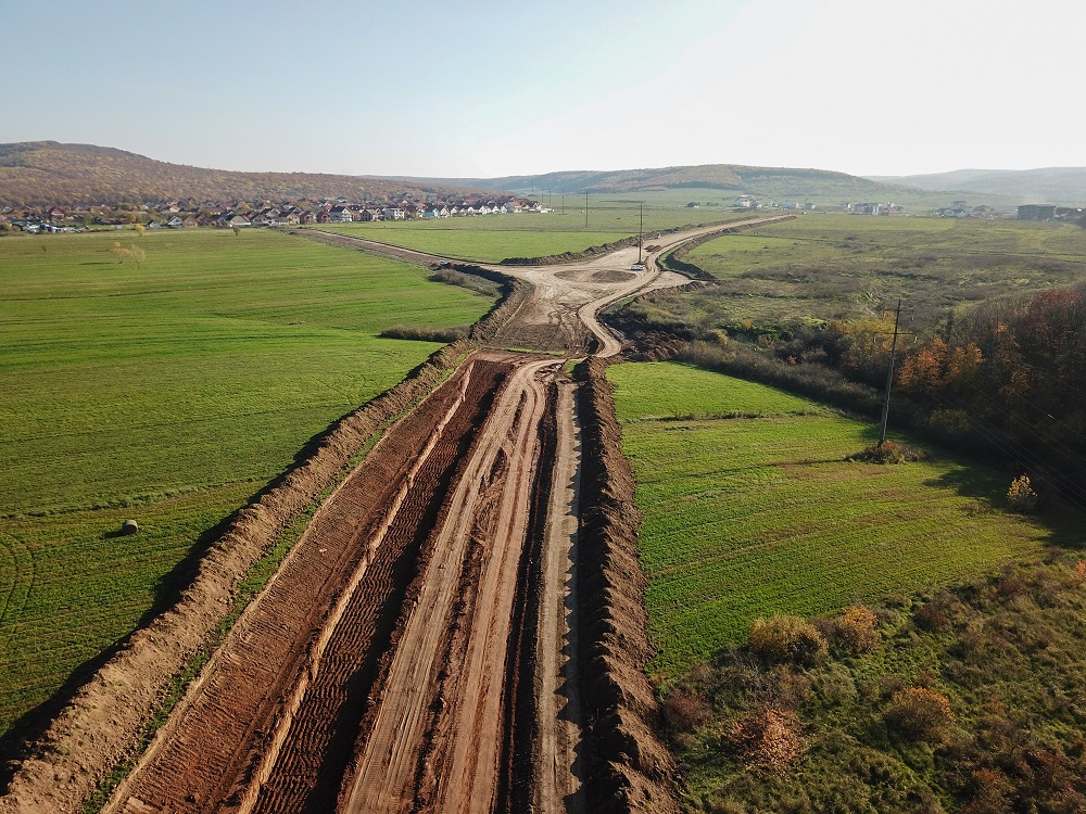 Avansează lucrările la Centura Sânmartin: Au fost efectuate operațiuni de așternere, nivelare și compactare a straturilor de umplutură și balast