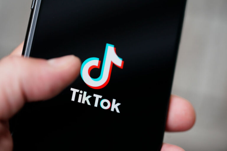 Se închide TikTok? Directorul FBI, Chris Wray: Aplicaţia ridică probleme de securitate naţională