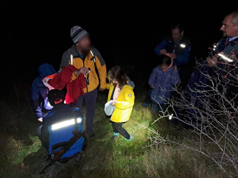 5 persoane, dintre care 3 copii, au fost salvați de jandarmi, dintr-o zonă frecventată de urși, din Apuseni