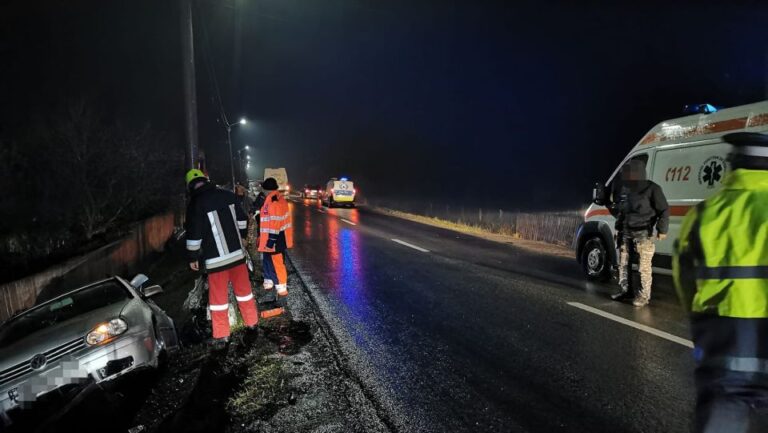 Accident rutier pe DN74, la Zlatna: O mașină a ajuns în șanț încercând!