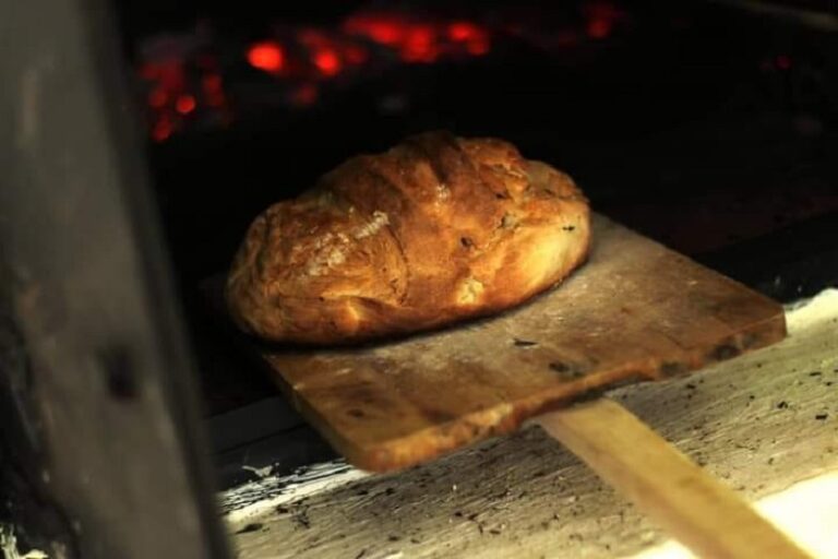 Pâine făcută de o brutărie de tradiție din Țara Moților este vândută în centrul Clujului