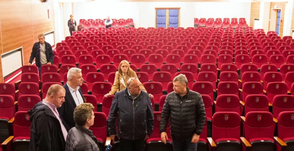 Spectacole culturale și super filme la Cinematograful din Brad! Cazacu: „Cu puțină șansă, în această lună vom începe și difuzarea de filme”