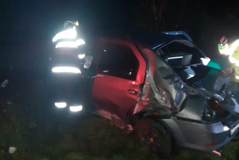 Pompierii din Gilău au intervenit la un accident între Mihăești și Topa Mică: Patru tineri au ajuns la spital!