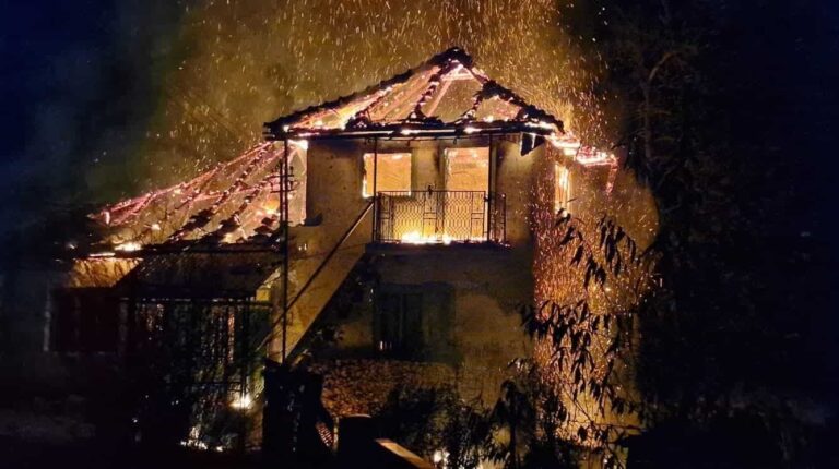O casă a ars de la temelii, în urma unui incendiu produs noaptea trecută, la Bulzeștii de Sus