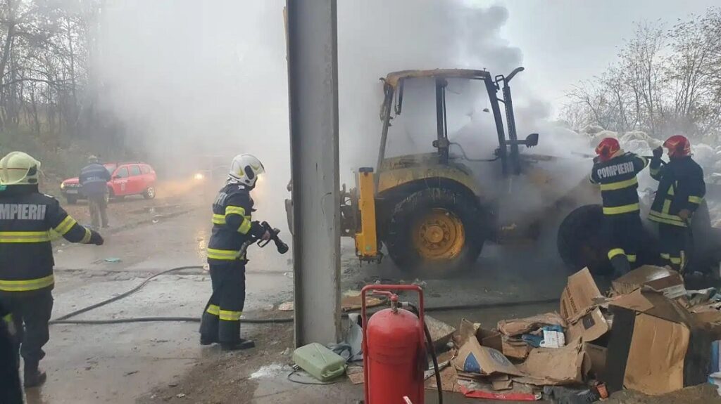 Un excavator a luat foc în Mesteacăn, lângă Brad: Pompierii brădeni au intervenit prompt!