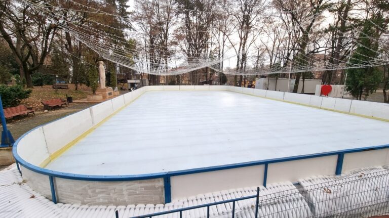 Patinoarul de la Deva se deschide luni, 5 decembrie: Copiii, elevii și studenții din Deva vor beneficia de acces gratuit!