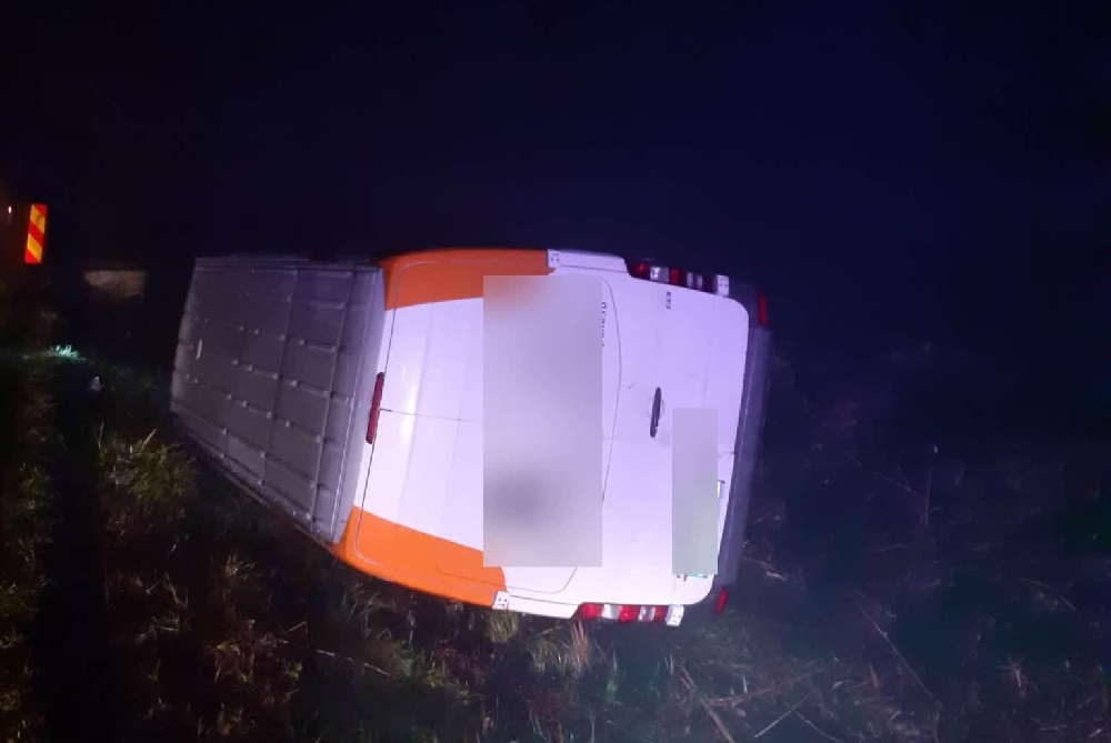Accident la ieșire din Huedin pe DN1E60: O dubă s-a răsturnat!