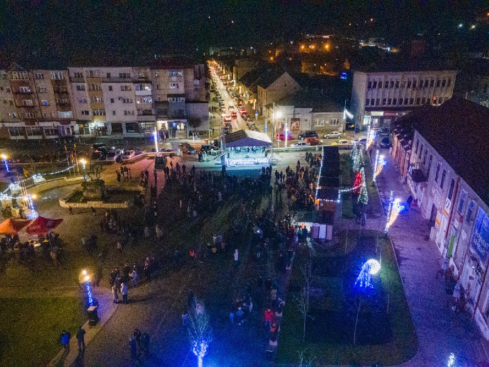 Târgul de Crăciun din Câmpeni a fost deschis oficial! Cristian Dan Pasca: Am inaugurat și iluminatul festiv în orașul nostru!