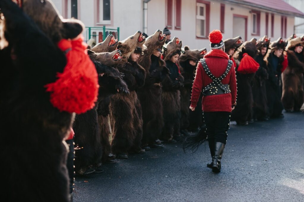 Colindele și obiceiurile tradiționale de iarnă au răsunat la Măguri-Răcătău, în cadrul Festivalului Junii Satului