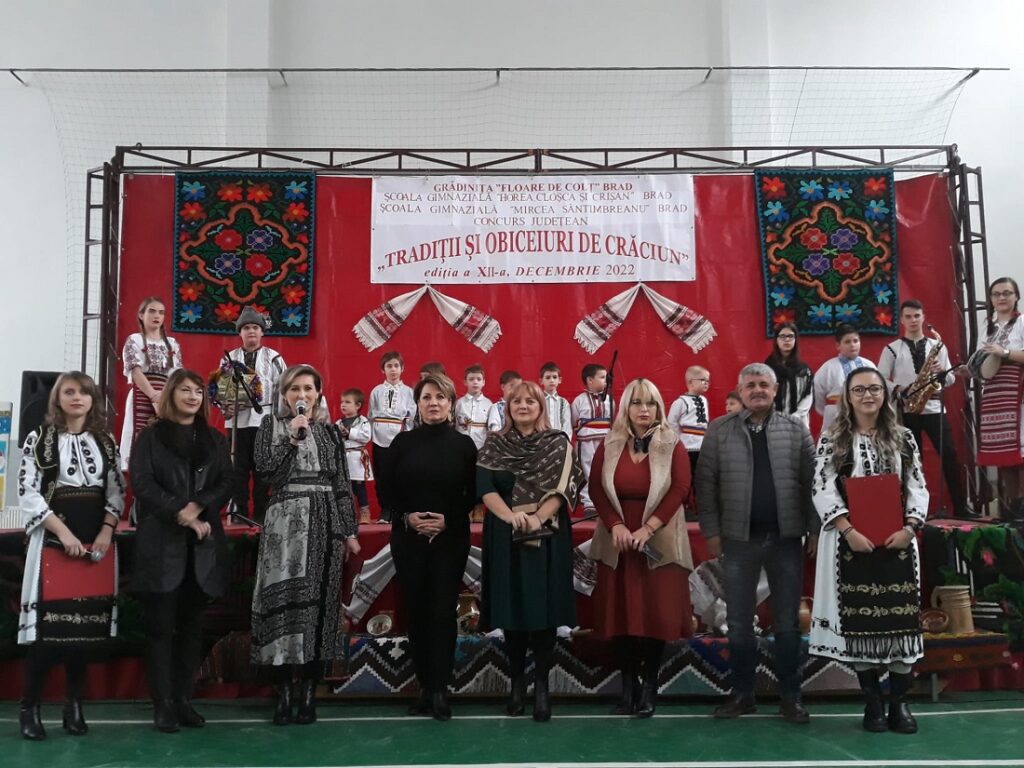 Spectacolul „Tradiții și obiceiuri de Crăciun” a ajuns la cea de-a XII-a ediție în Brad. Ramona Maria Leach: „Promovăm astfel tradițiile străbunilor noștri prin insuflarea în sufletul copiilor”