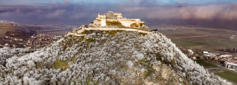 FOTO superbe, în decembrie, cu Cetatea Devei, o importantă fortificaţie medievală din Transilvania