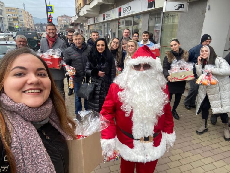 Moș Crăciun a venit mai repede la Brad: TSDiștii păstrează tradiția an de an!