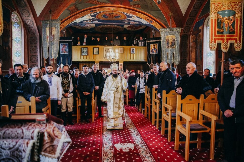 După Crăciun, Părintele Benedict Bistrițeanul a slujit la Biserica „Învierea Domnului” din Brăzești