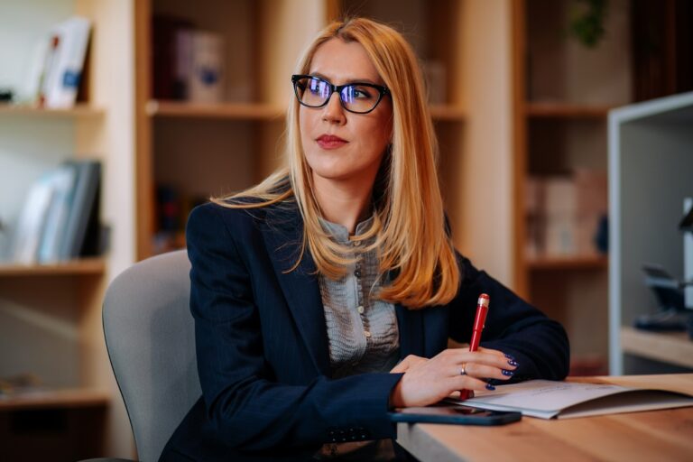 Românii cu venituri mici vor avea acces la justiție! Oana Murariu: Legea, propusă de USR și adoptată de Parlament, vine în ajutorul celor cu venituri reduse ca să poată avea acces la justiție