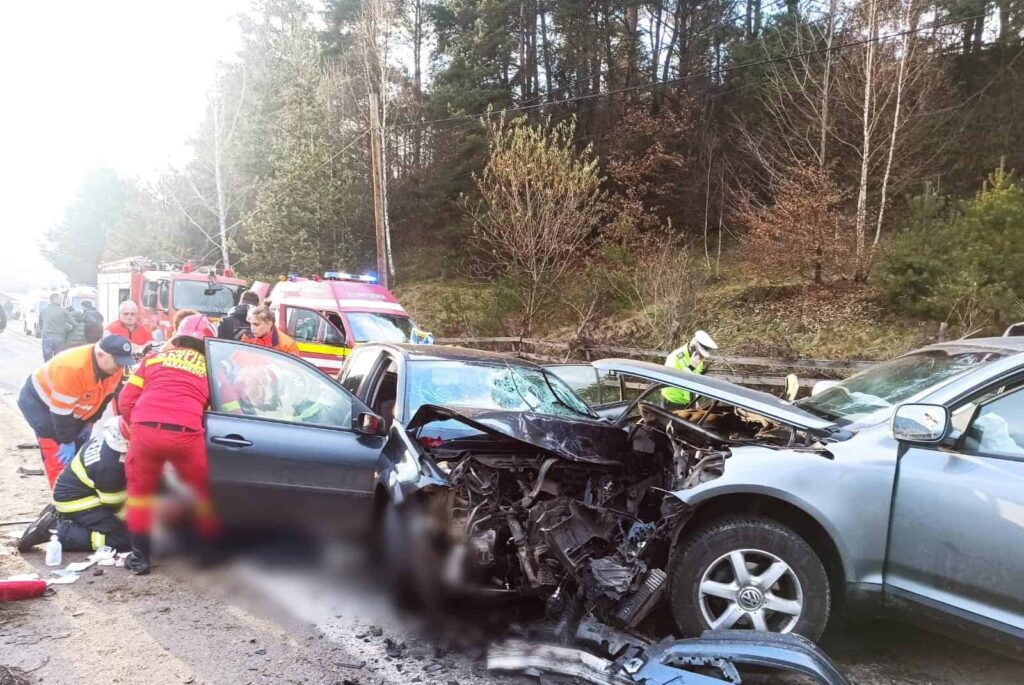 Accident între două mașini, la Bistra, pe DN75: Patru persoane au fost rănite!