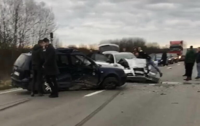Accident grav pe DN76, Beiuș-Ștei: Sunt implicate două mașini iar trei răniți au fost duși la spital!