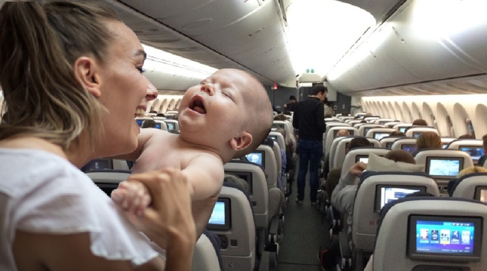 O româncă a născut în avion în timp ce zbura din Marea Britanie, cu destinația România