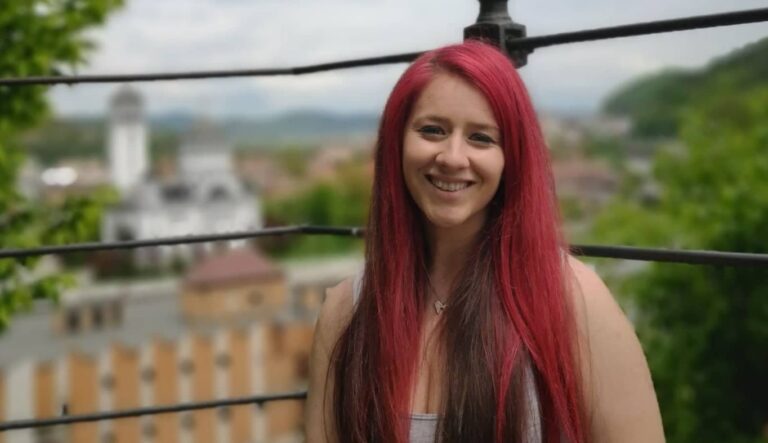 (OPINIE) Bianca Tămaș: Fără laptopuri în cafenelele din Cluj. Și eu unde mai scriu?