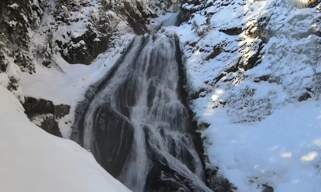 (VIDEO) Cum arată Cascada Vălul Miresei din Răchițele în raiul zăpezii din Parcul Natural Apuseni?