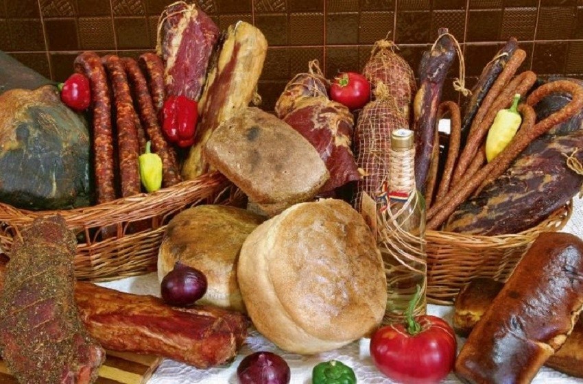 Multe țepe cu produsele „tradiționale” din Apuseni la Târgurile de Crăciun din Cluj și Oradea