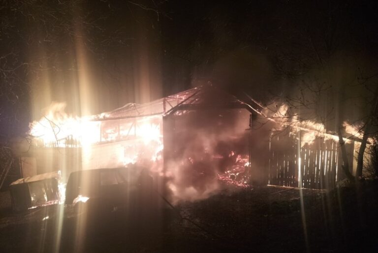 Incendiu de amploare în Ponoară: Pompierii au evacuat din garaj două butelii de oxigen!