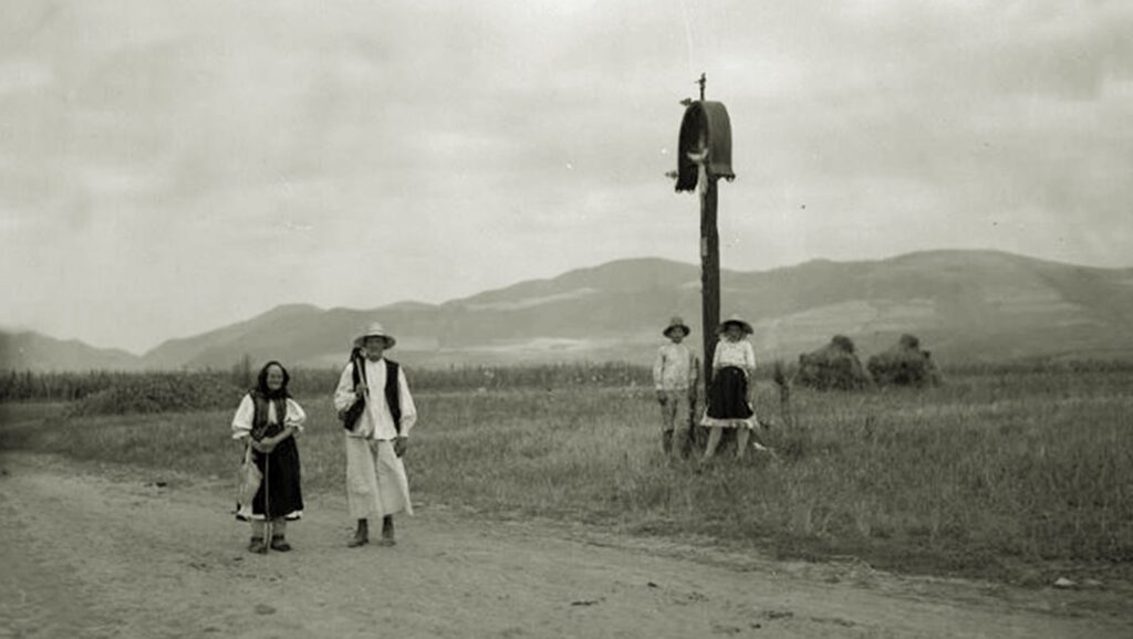 Vedere din satul Făgetu Ierii, comuna Iara, Apuseni, realizată în anii `50