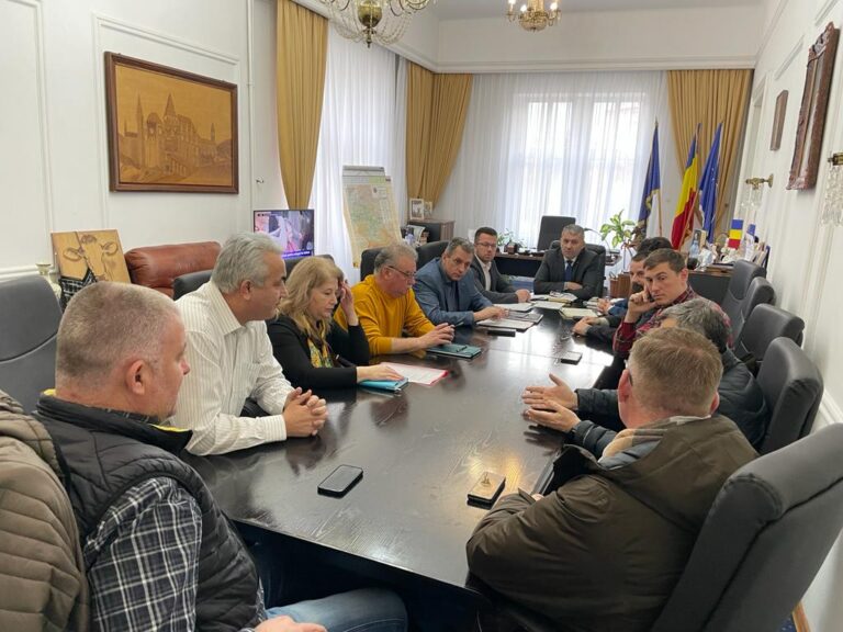 Întâlnire la Prefectură pe tema traseului liniei ferate dezafectate Păuliș – Lunca – Brad