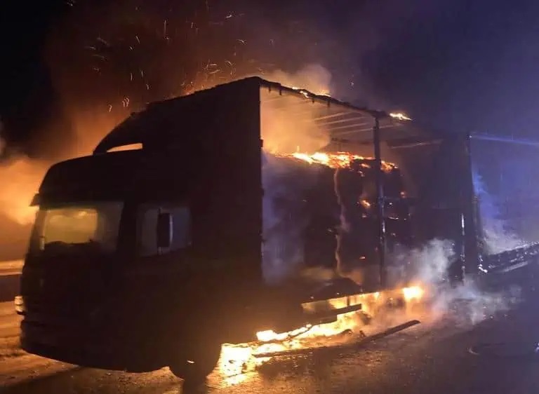 Incendiu pe autostrada Alba Iulia – Turda: Un autocamion a luat foc la ieșirea spre Decea