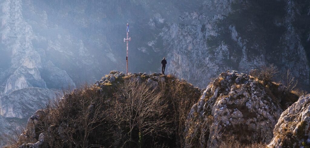FOTO: O tură în Cheile Turzii, cu cețuri și momente în care doar silueta Munților Făgăraș stabilea limita între cer și pământ
