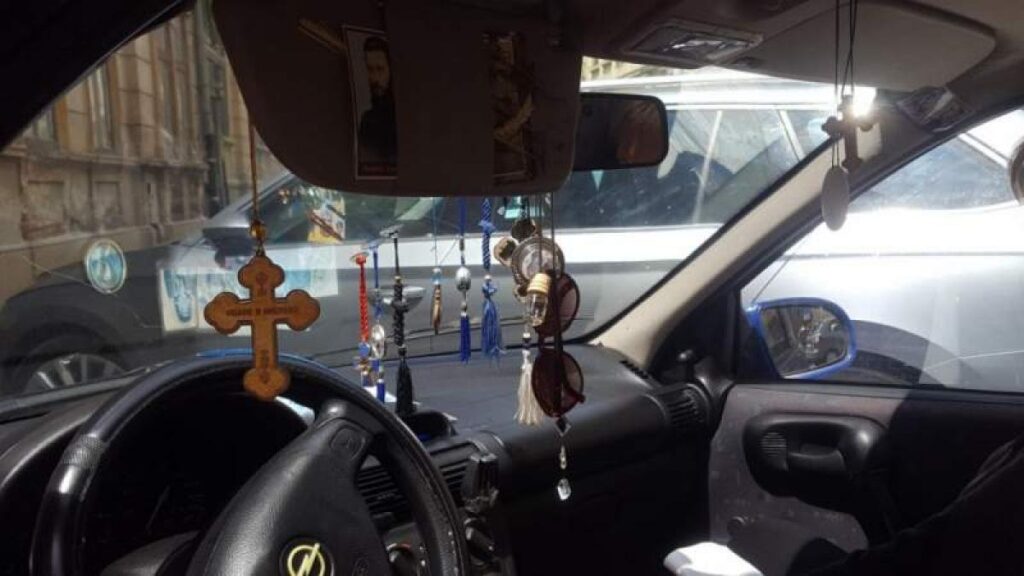 Amenzi uriaşe în noul Cod Rutier pentru şoferii care atârnă cruciuliţe sau icoane pe parbriz