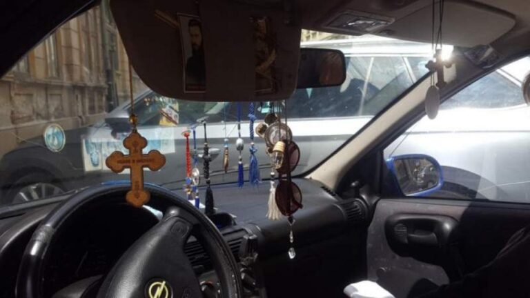 Amenzi uriaşe în noul Cod Rutier pentru şoferii care atârnă cruciuliţe sau icoane pe parbriz