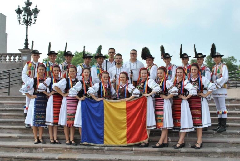 „Cununa Apusenilor” din Gilău înCântă an de an în cadrul spectacolului dedicat Zilei Unirii Principatelor Române