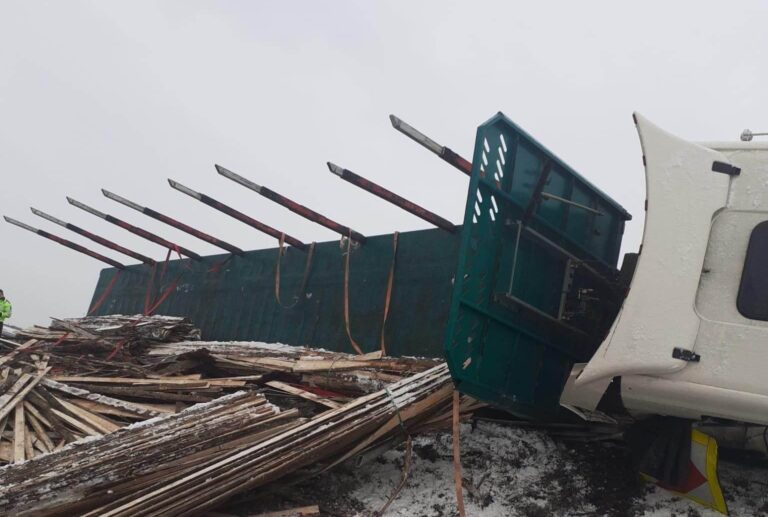 Accident pe autostrada A3, în apropiere de Gilău: Un camion s-a răsturnat în afara părții carosabile!