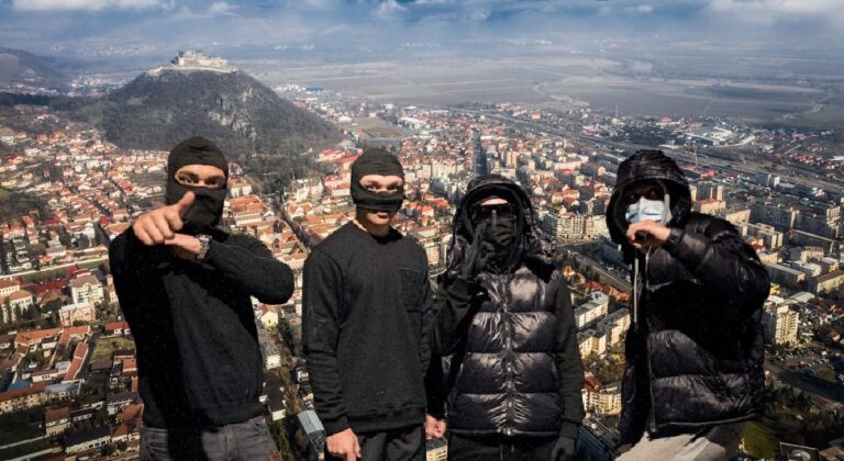 Cuib de neonaziști în Deva? Inscripții naziste  desenate cu vopsea albă într-un parc din Deva