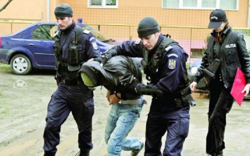 Trei tineri au fost reţinuţi după ce au furat dintr-o biserică penticostală un laptop şi două boxe