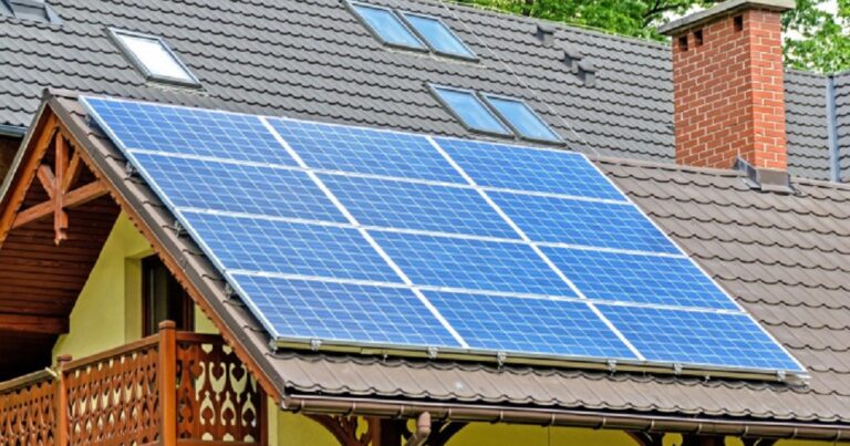 REPowerEU în Bihor: 3.810 gospodării vulnerabile vor primi câte 10.000 de euro pentru panouri fotovoltaice