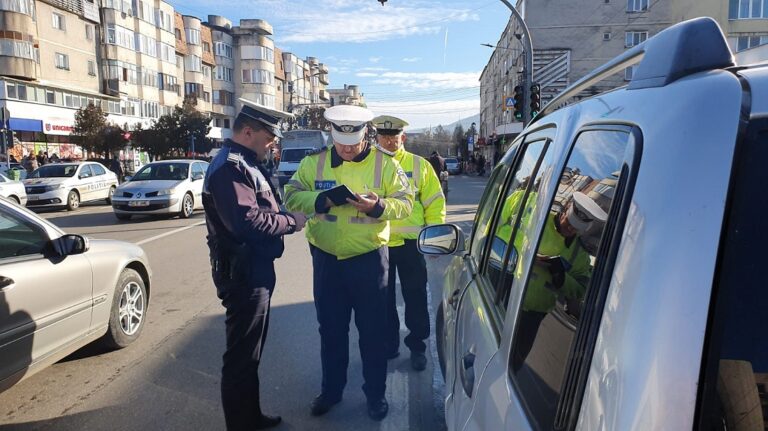 Razie a polițiștilor în Brad: Nu doar șoferii au fost verificați ci și pietonii