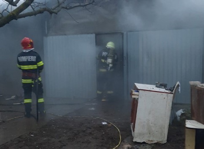 Pompierii au intervenit în Leș pentru stingerea unui incendiu generat de jarul căzut dintr-o centrală termică
