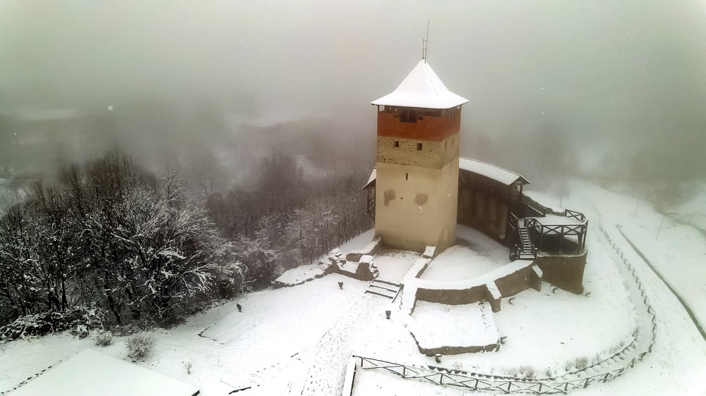 Cetatea Mălăieşti, în culori de iarnă, este o „bijuterie” a Ţării Haţegului