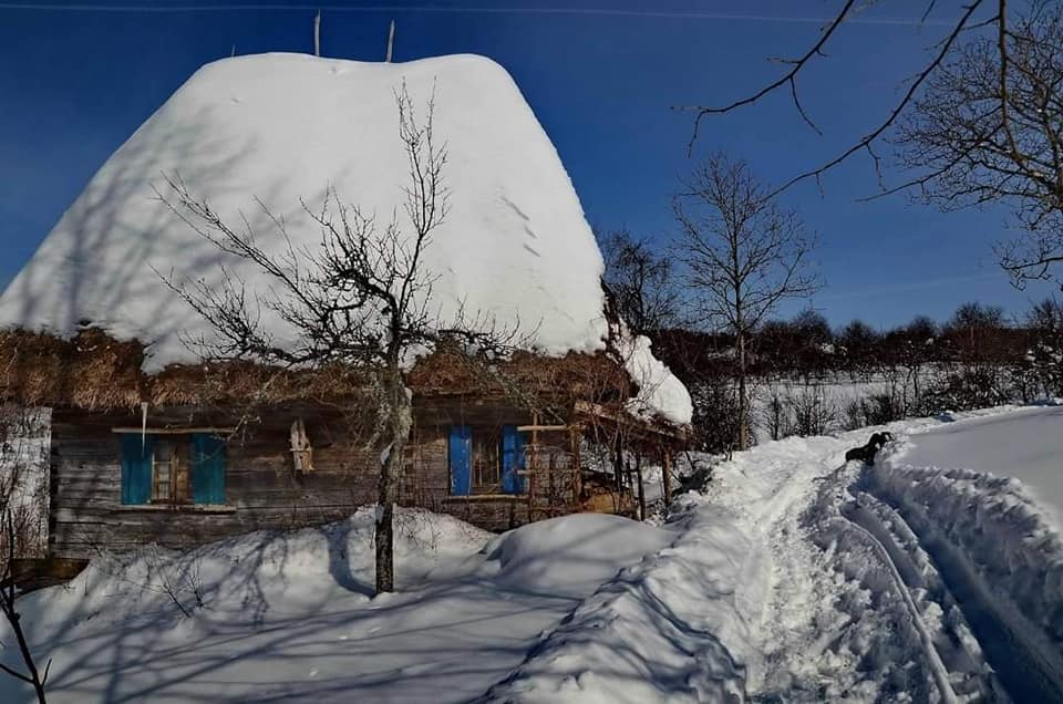 Iernile ca altă dată: Peisaj de vis de sub Muntele Găina, în Rusești, un sat pierdut în timp