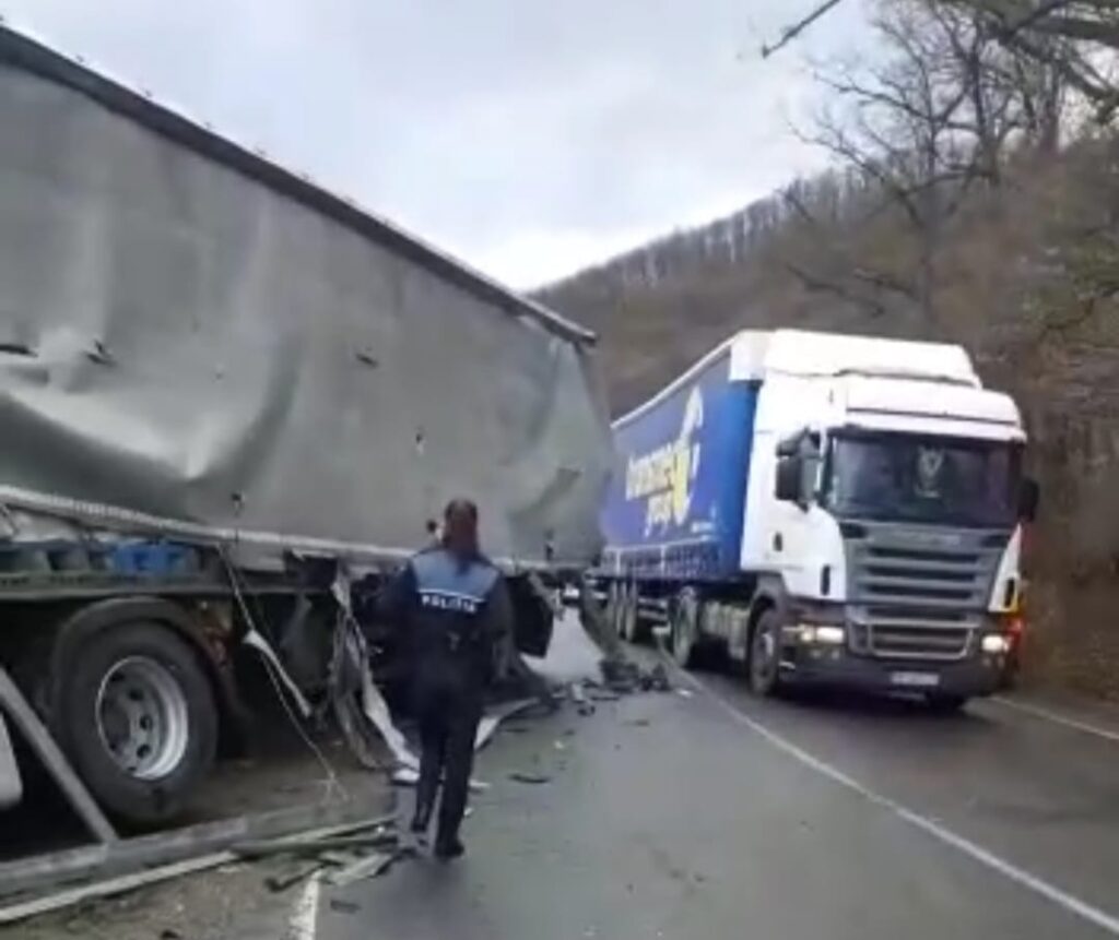 Două tiruri s-au ciocnit pe DN1E60 Cluj-Oradea, în apropiere de Bologa!