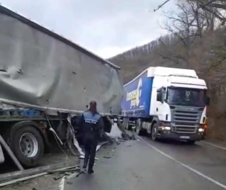 Două tiruri s-au ciocnit pe DN1E60 Cluj-Oradea, în apropiere de Bologa!