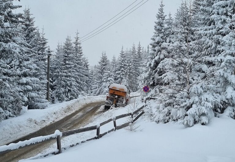 Mașina de deszăpezire a rămas înzăpezită la Buscat! Doar în România e posibil așa ceva!