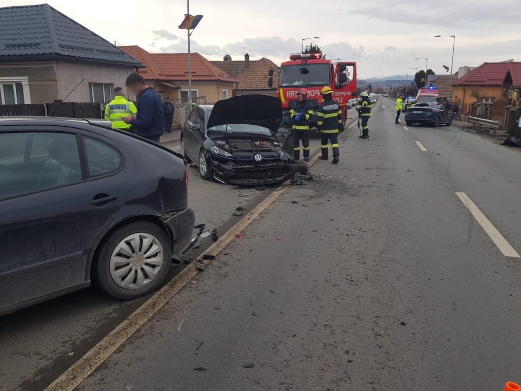 Accident cu 3 mașini între Florești și Gilău pe DN1E60: Trei persoane consultate de SMURD!