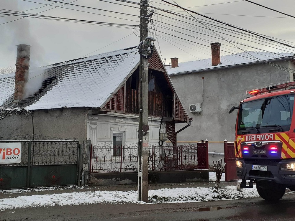 Incendiu în Huedin: Pompierii au stins sâmbătă dimineață un incendiu pe strada Fildului