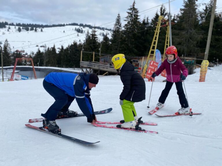 Jandarmeria Alba a desfășurat la Arieșeni campania „Ski for free pentru copii”